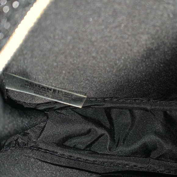 ❌SOLD❌ Chanel Holiday Pouch 2020 - Picture 3 of 10